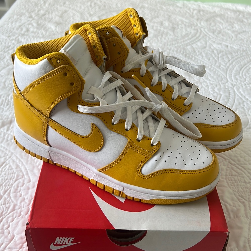 Wmns Nike dunks surfer white color